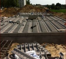 Apres une semaine de ma&ccedil;onnerie le sous sol est fini la dalle du premier va &ecirc;tre couler et pas de chance les vacances d'&eacute;t&eacute; arrive arr&ecirc;t du chantier pendant tout le mois d'ao&ucirc;t le reste de la ma&ccedil;onnerie en septembre .