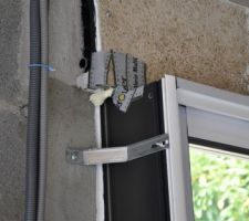 Les coffres de volet roulant était de piètre qualité concernant l'étanchéité à l'air. J'ai donc été acheté du silicone et de l'adhésif Isover Vario Multitape dédié à l'étanchéité à l'air.
