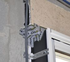 Les coffres de volet roulant était de piètre qualité concernant l'étanchéité à l'air. J'ai donc été acheté du silicone et de l'adhésif Isover Vario Multitape dédié à l'étanchéité à l'air.