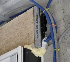 Les coffres de volet roulant était de piètre qualité concernant l'étanchéité à l'air. J'ai donc été acheté du silicone et de l'adhésif Isover Vario Multitape dédié à l'étanchéité à l'air.