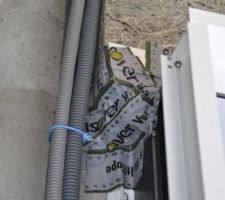 Les coffres de volet roulant était de piètre qualité concernant l'étanchéité à l'air. J'ai donc été acheté du silicone et de l'adhésif Isover Vario Multitape dédié à l'étanchéité à l'air.