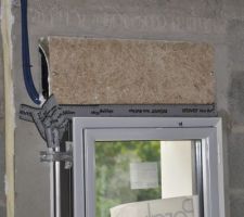 Les coffres de volet roulant était de piètre qualité concernant l'étanchéité à l'air. J'ai donc été acheté du silicone et de l'adhésif Isover Vario Multitape dédié à l'étanchéité à l'air.