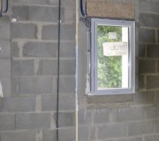 J'ai fait le choix de combler le joint de rupture (certains appellent ça à tort "joint de dilatation"). Cet espace dans la maçonnerie a été rendu obligatoire sur ma construction à cause des normes parasismiques.