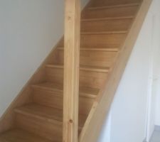 Lasure de l'escalier en chêne naturel