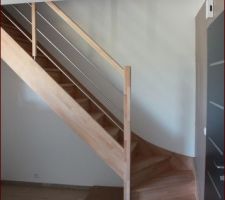 L'escalier a sa première couche de vitrificateur incolore ciré