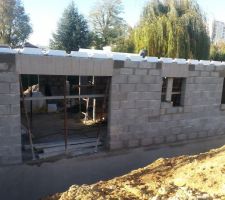RDC terminé, pose du plancher hourdis (knauff) poutrelle
Vue de la façade Sud depuis le jardin