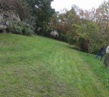 Cot&eacute; Nord et la longueur du terrain - 9m nous s&eacute;parerons de nos voisins (c&ocirc;t&eacute; gauche de la photo)