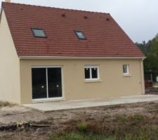 Vue d'ensemble côté cuisine : enduit fini et terrasse en cours de sechage