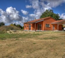 Petite photo portrait de notre maison qui ne manque qu'un bon coup de ravalement de facade et un énorme terrassement !