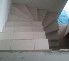 Gros job : le carrelage de l'escalier.
On va pouvoir installer la rambarde et mettre le parquet du pallier.