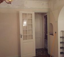 La porte ouverte au fond c est la chambre du rdc