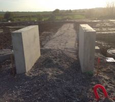 A droite de notre terrain se trouve un passage pi&eacute;ton d'1,8 m&egrave;tres qui reliera le bas du lotissement au haut: c'est pour cela que nous l'avons choisi, puisque l'avantage est qu'il y a un espace avec les propri&eacute;t&eacute;s voisines. Notre terrain est ainsi &agrave; gauche de cette photo