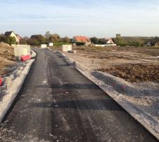 Voici la route devant notre terrain qui a &eacute;t&eacute; pos&eacute;e en octobre 2013. Le terrain est juste &agrave; droite.