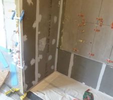 Collage du profilé en alu qui recevra la paroi de douche et qui sera encastré dans le carrelage.