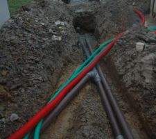 Raccordements vers les EU/EP. Les gaines vertes sont pour l'électricité.