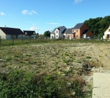 Piquetage avant l'arriv&eacute;e de la pelle m&eacute;canique