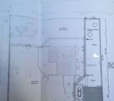 Terrain gris&eacute; sur la droite