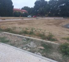 Une autre vue de la parcelle avec la parcelle mitoyenne