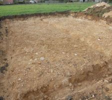 Vu d\\\'ensemble de l\\\'implantation de la maison sur le terrain vu de côté de la maison.