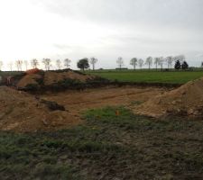 Vu d\'ensemble de l\'implantation de la maison sur le terrain vu de l\'arrière de la maison.