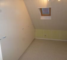 Pi&egrave;ce au 1er &eacute;tage avec placard mural