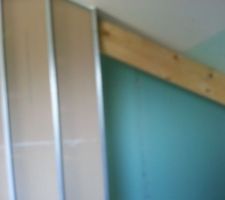 Zoom (flou!!) sdb étage. Il y a comme un problème pour entrer dans la douche (derrière la cloison placo), et la charpente traverse la douche!! Erreur de conception. La sdb est à réaménagée entièrement!