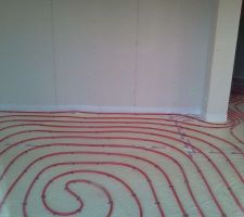 Installation du circuit de chauffage au sol avant dalle de carrelage