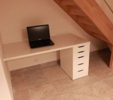 Nouveau bureau sous l'escalier installé