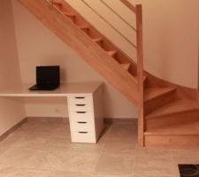 Nouveau bureau sous l'escalier installé