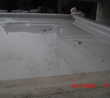 1er toit terrasse, l'eau stagne. Je ne pense pas que ce soit normal !