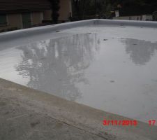2ème toit terrasse, l'eau stagne. Je ne pense pas que ce soit normal !