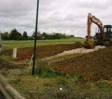 Terrassement en chantier. la montagne de terre végétale n'a pas résistée lol