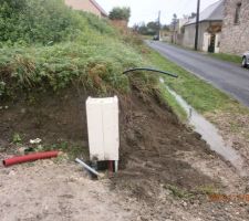 Le coffret fraichement posé avec le tuyau ptt pose par erdf