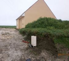 Maison vue du chemin d'accès avec le coffret fraichement posé