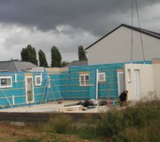 3 QUARTS DES MURS AVEC PORTES ET FENETRES DEJA POSES