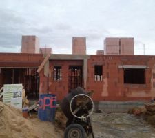 Arrivée des briques de l'étage sur le chantier