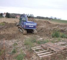 La pelleteuse fait son apparition: 
le terrassement commence !