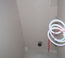 Les toilettes de l'étage, avec l'évacuation et l'arrivée d'eau