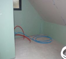 Salle de bain de l'étage vu de la porte de la salle de bain, au fond, y aura la baignoire...