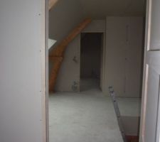 Vue de la cage d\'esccalier, et de la mezzanine et de la chambre parentale. Nous aurons la vue des armatures de charpente.