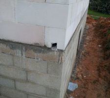 Montages des murs du RDC avec un trou réaliser pour la jointure de la ferrailles