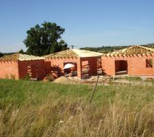 Photo prise de l'arrière de la maison, chapente fini, va falloir poser l'écran sous toiture