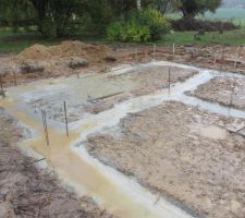 Un peu d'eau de pluie sur le béton...