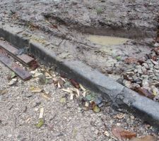 Et un trottoir de cassé déjà!