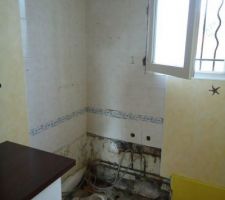 La salle de bain apr&egrave;s avoir enlev&eacute; la cabine de douche