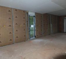 D&eacute;but isolution du contour de la maison : ici chambre  (bureau au fond)