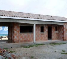 La plage vue par la baie vitrée n'est que fictive!!!!