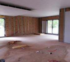 L'isolation contre les murs est finis. (bureau, le blanc &eacute;tant l'isolation des baies &agrave; galandage)