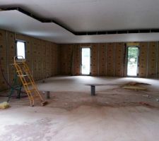 L'isolation contre les murs est finis. (vu sur les chambres depuis le salon)