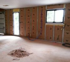 L'isolation contre les murs est finis. (vu cuisine et cellier)